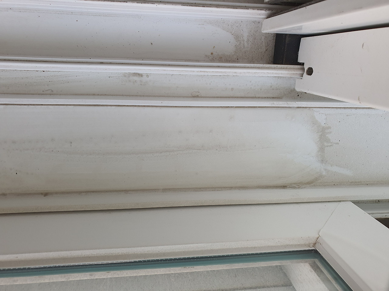 240314창문틀 청소.jpg