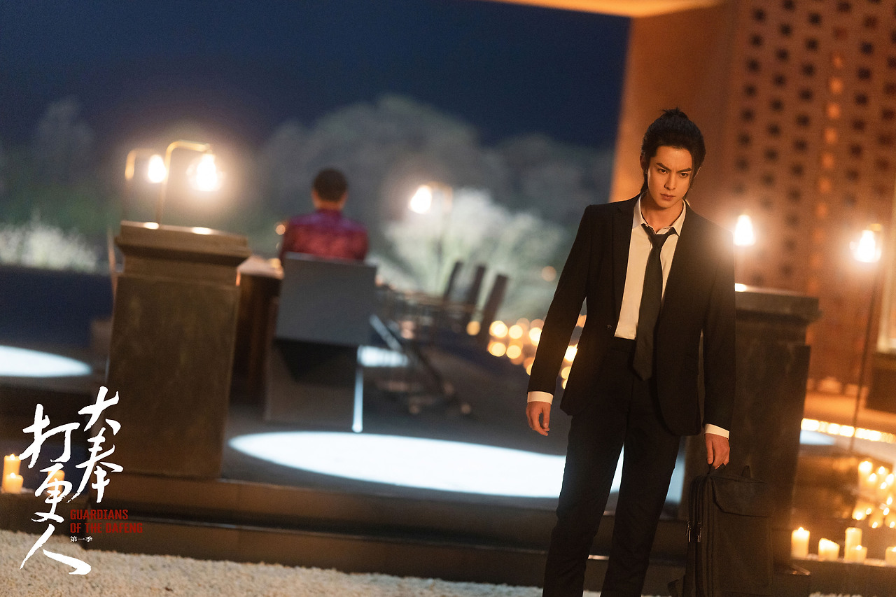 대봉타경인-왕학체-검은 양복 입은 모습.jpg