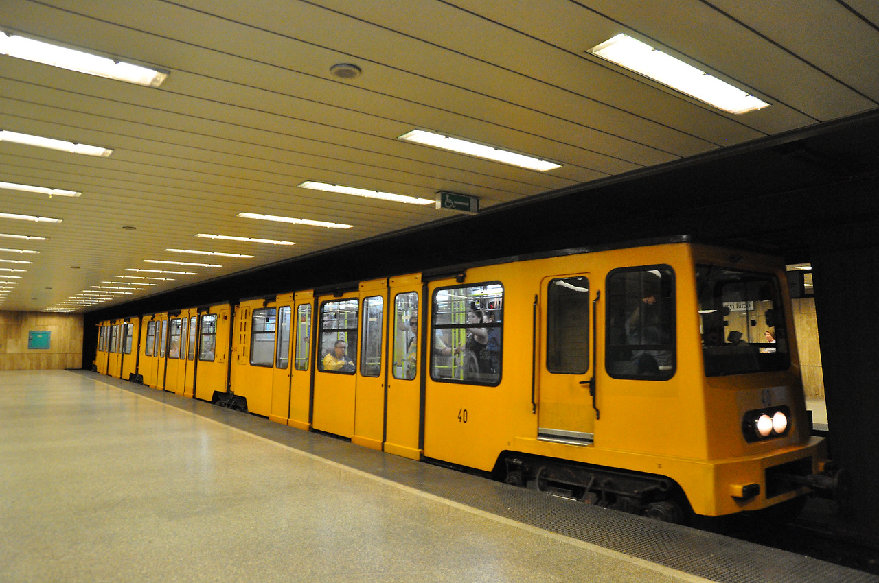 Budapest%2C_metr%C3%B3_1%2C_Sz%C3%A9chenyi_f%C3%BCrd%C5%91.jpg