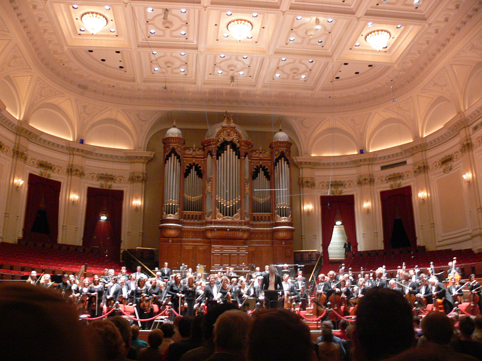 Concertgebouw_zaal_orkest.jpg