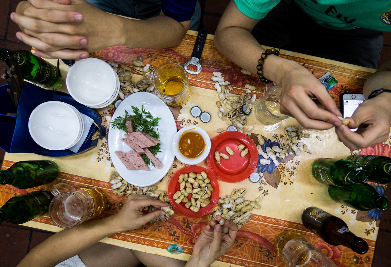 foodiesfeed.com_in-a-pub-with-friends-in-vietnam.jpg