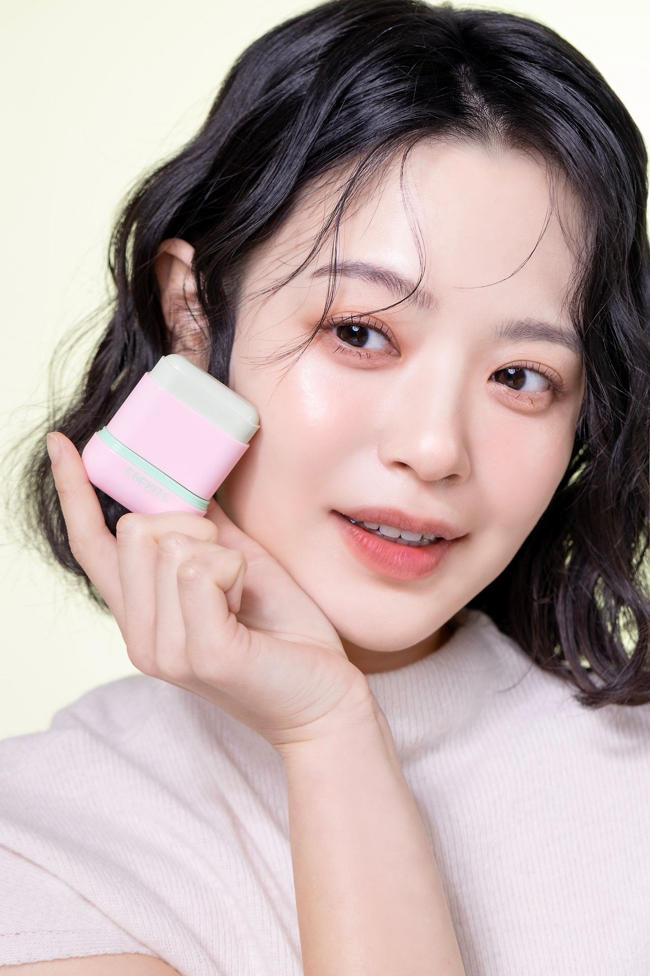 88227541_프리미언 비건 뷰티 브랜드, 프레비츠의 에어핏 선 피니싱 스틱 02 클리어 그린.jpg