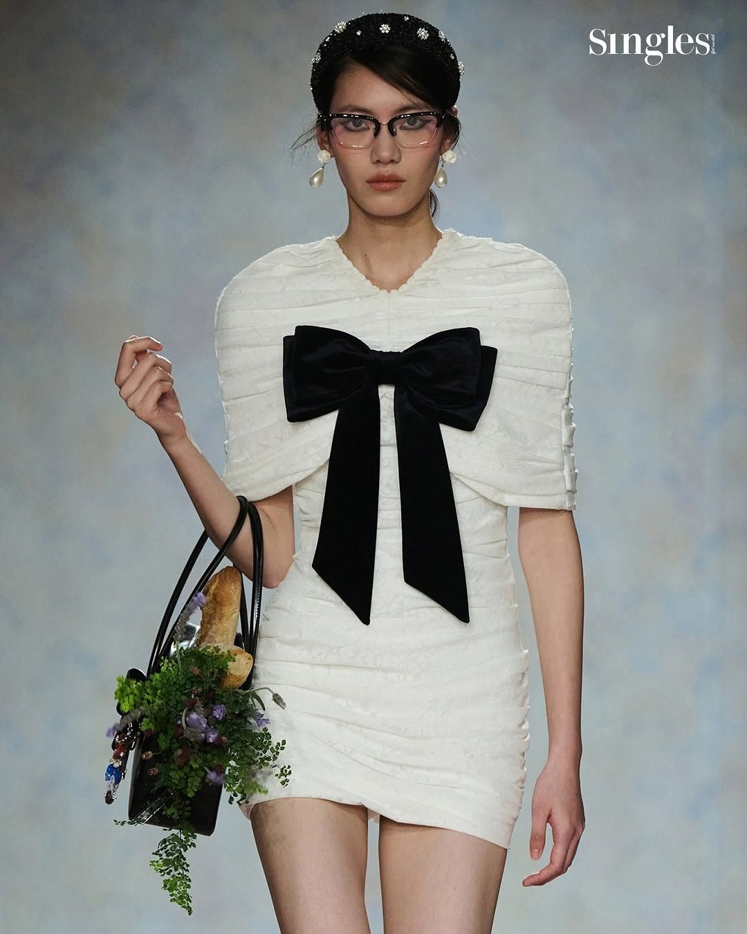 아니 슈슈통이 또… 내 지갑 눈감아…(질끈)그저께 밤, 상하이 패션위크의 마지막을 무대를 마무리한 #슈슈통(@shushu__tong)의 2025 F-W 컬렉션! 올해로 10주년을 맞이한 슈슈통은 이제 상하이를 대표하는 브랜드로 자리 잡으며, 매 시즌 수많은 팬들의 기대를 한 몸에 받고 있죠.� 이번 시즌, 디자이너 리우슈 레이와 유통 지앙이 이 주목한 것은 사진작가 ‘다이안 (2).jpg