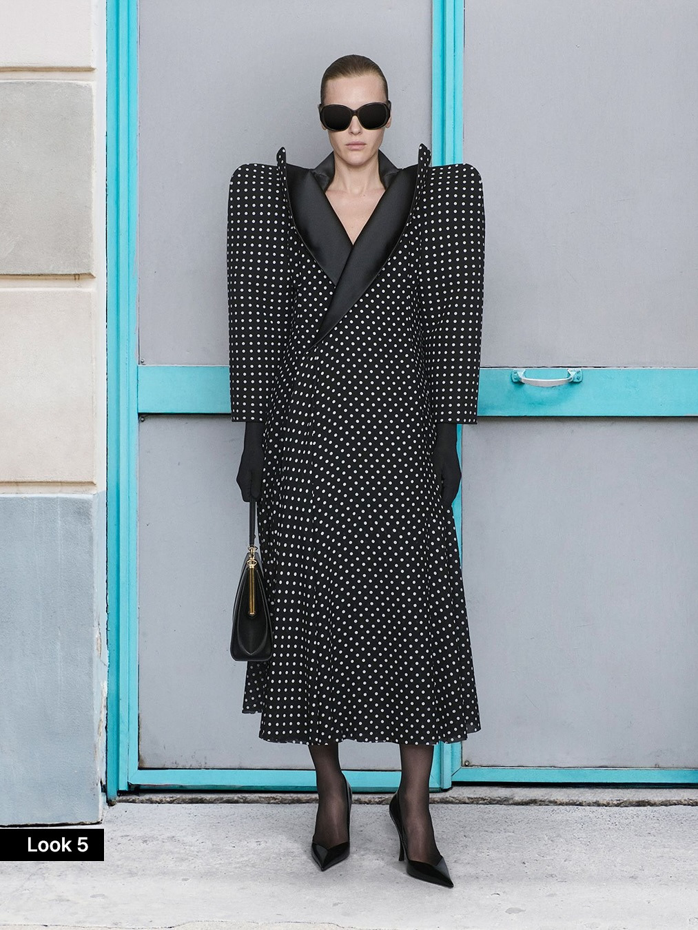 2025 FW 오트 쿠튀르 패션위크의 최대의 화제 중 하나는 단연 크리에이티브 디렉터 #뎀나(@demna)의 마지막 #발렌시아가(@balenciaga) 컬렉션! 그는 54번 (1).jpg