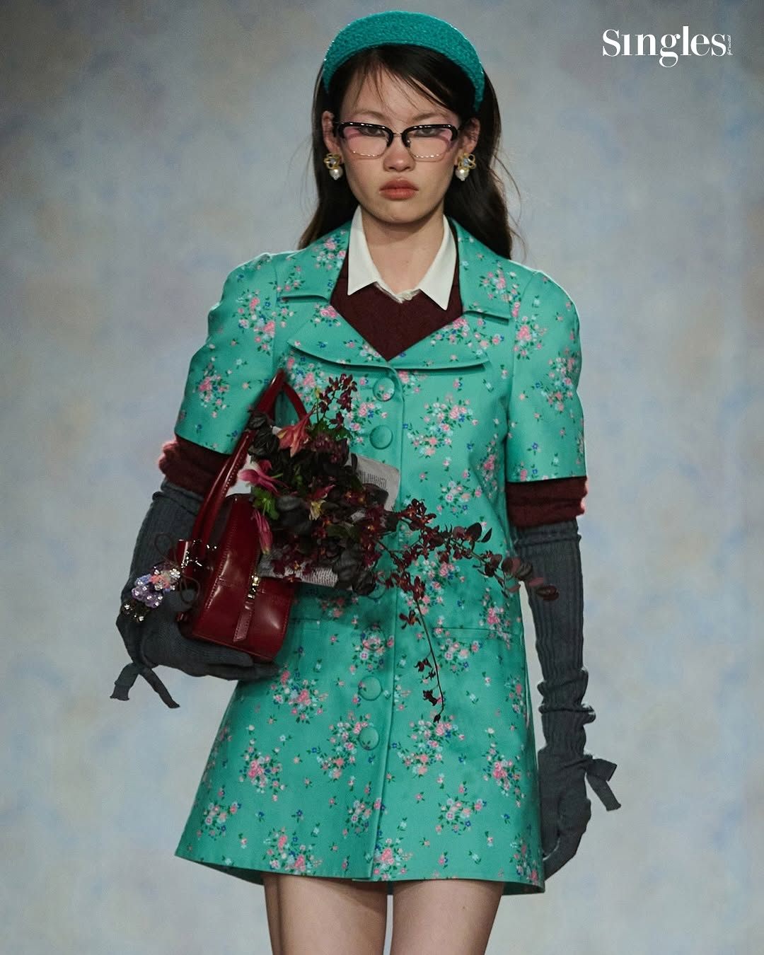 아니 슈슈통이 또… 내 지갑 눈감아…(질끈)그저께 밤, 상하이 패션위크의 마지막을 무대를 마무리한 #슈슈통(@shushu__tong)의 2025 F-W 컬렉션! 올해로 10주년을 맞이한 슈슈통은 이제 상하이를 대표하는 브랜드로 자리 잡으며, 매 시즌 수많은 팬들의 기대를 한 몸에 받고 있죠.� 이번 시즌, 디자이너 리우슈 레이와 유통 지앙이 이 주목한 것은 사진작가 ‘다이안 (1).jpg