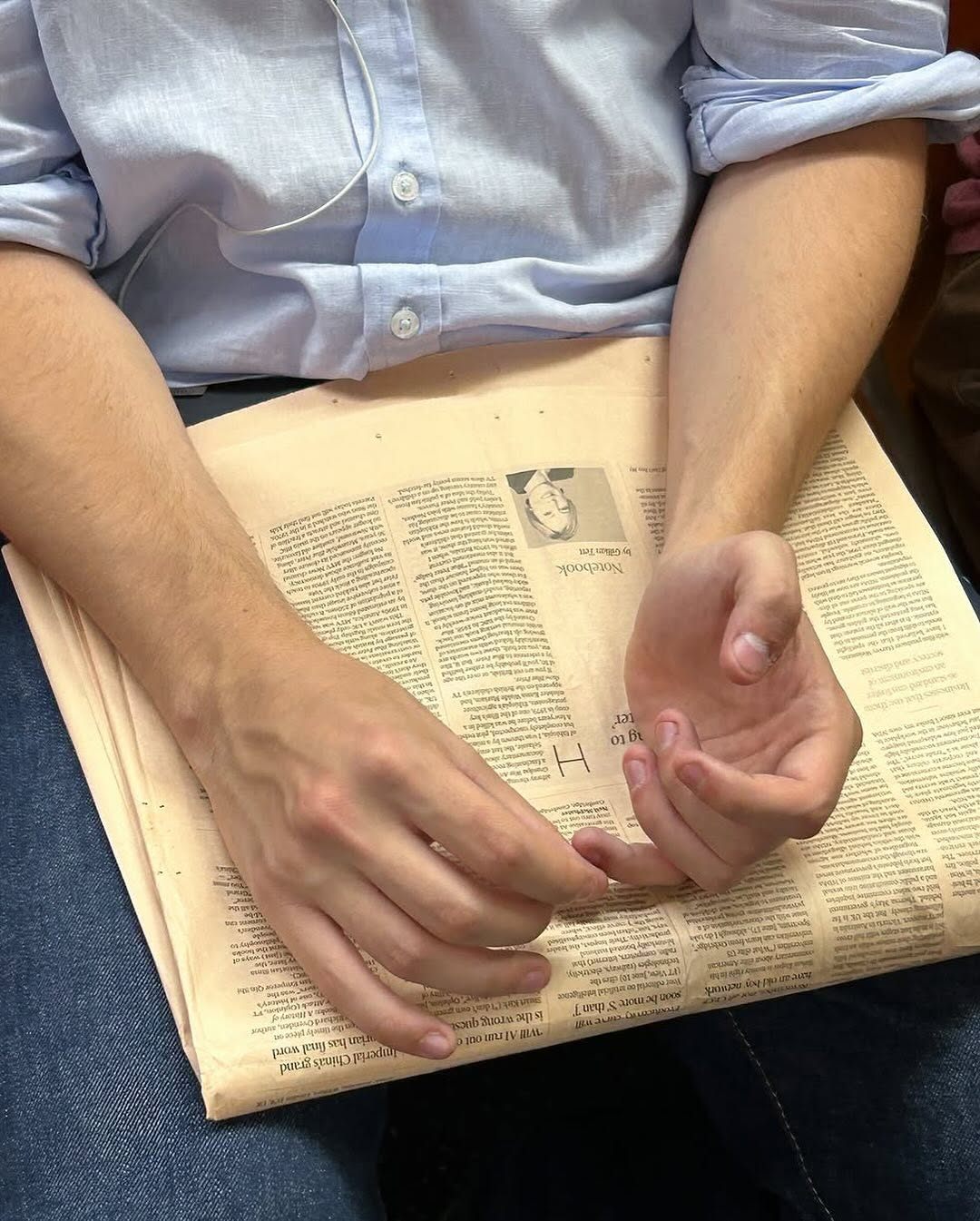 뉴욕 지하철 승객 손 모음.zip  뉴욕을 기반으로 활동하는 사진 작가 한나Hannah La Follette Ryan(@hannahlafolletteryan)는 @subwayhands 계정을 통해 뉴욕 메트로 승객의 손을 포착한 이미지를 아카이빙 합니다.우리가 쉽게 지나치기 쉬운 흔한 풍경이지만, 손만으로도 각자의 개성이 돋보이는데요. 손을 잡고 있는 연인, 마트에서 장 볼  (5).jpg