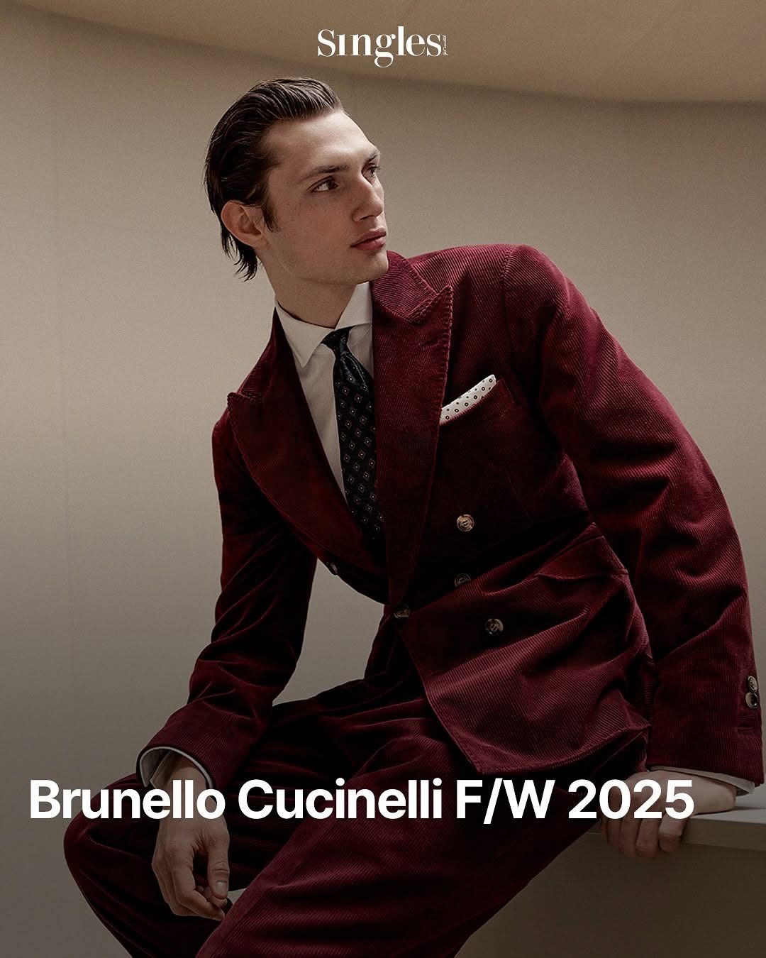 어제 막을 내린 2025 FW 밀라노 멘즈 패션위크 총정리 2탄! 밀라노의 남성복을 대표하는 핵심 브랜드만 골라 소개해드립니다. 자, 따라오세요! ✔아워레가시(@ourlegacy)아워레가시의 이번 컬렉션은 스톡홀름의 사라져가는 과거 담배 가게에서 영감받았다. 과거 담배 가게였던 곳이 세월의 흐름으로 인해 택배 픽업 센터들로 변하는 것에서 착안해, 이번 프레젠테이션 장소를 택배 (8).jpg