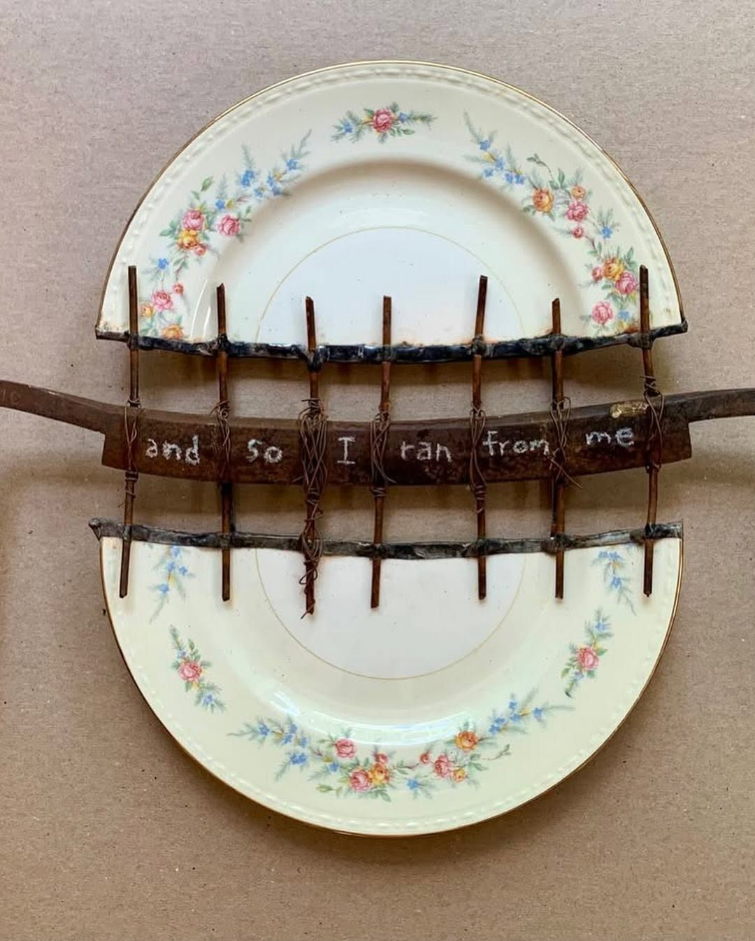 깨진 접시도 다시 보자! 미국 오하이오주를 기반으로 활용하는 세라믹 공예가 Glen Martin Taylor(@glenmartintaylor). 전직 목수였던 그는 깨진 조각을 녹슨 금속, 못, 가위 등으로  수리한듯한 작품을 선보입니다.그는 한 인터뷰를 통해서  ‘나에게 치유는 결코 아름답지 않다. 불완전하고 종종 추하거나 지저분하기 때문이다.’ ‘나는 파손의 무작위성을 좋 (4).jpg