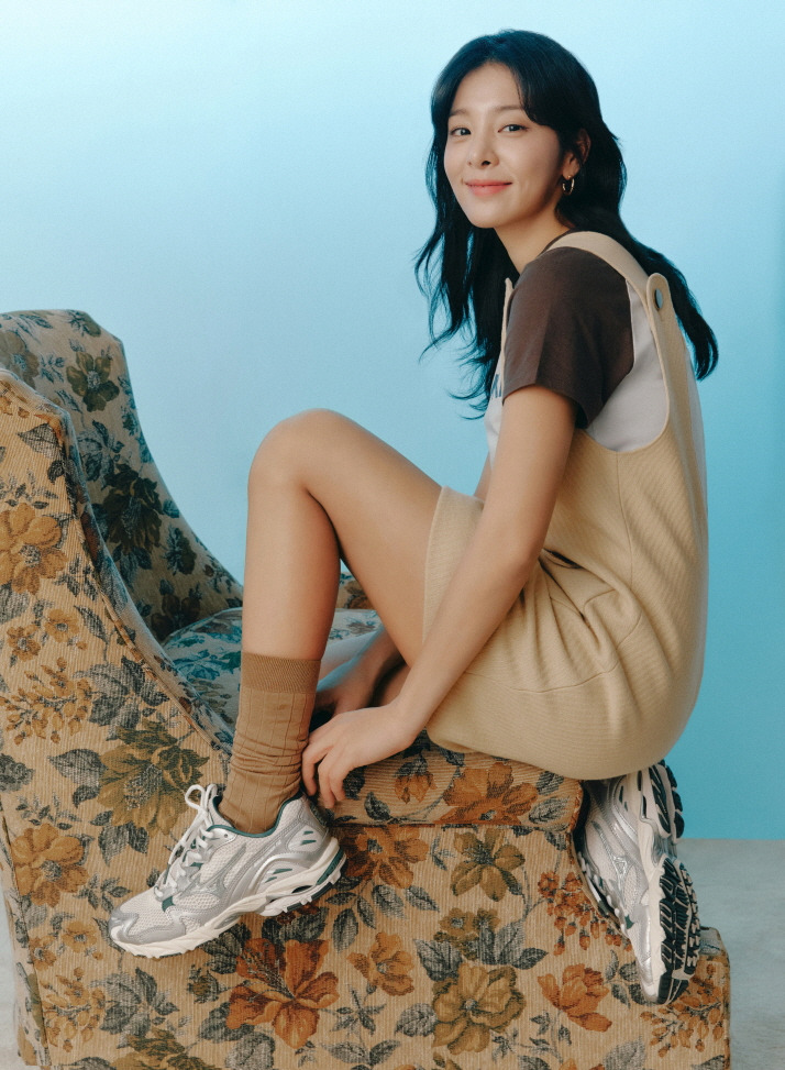 869312026_[사진1] ‘WAVE RIDER 10’ 25SS 착용 화보 컷.jpg