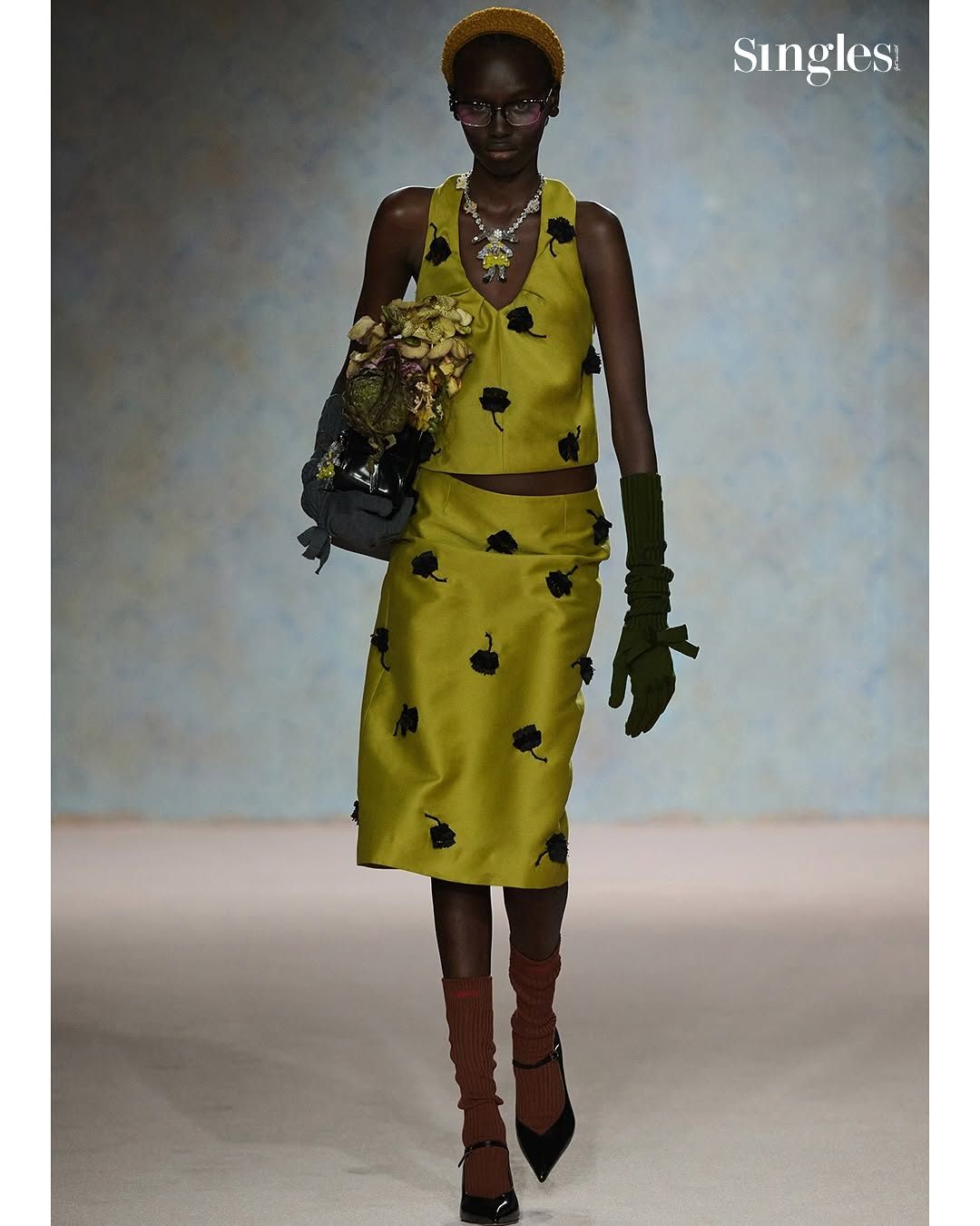 아니 슈슈통이 또… 내 지갑 눈감아…(질끈)그저께 밤, 상하이 패션위크의 마지막을 무대를 마무리한 #슈슈통(@shushu__tong)의 2025 F-W 컬렉션! 올해로 10주년을 맞이한 슈슈통은 이제 상하이를 대표하는 브랜드로 자리 잡으며, 매 시즌 수많은 팬들의 기대를 한 몸에 받고 있죠.� 이번 시즌, 디자이너 리우슈 레이와 유통 지앙이 이 주목한 것은 사진작가 ‘다이안 (4).jpg