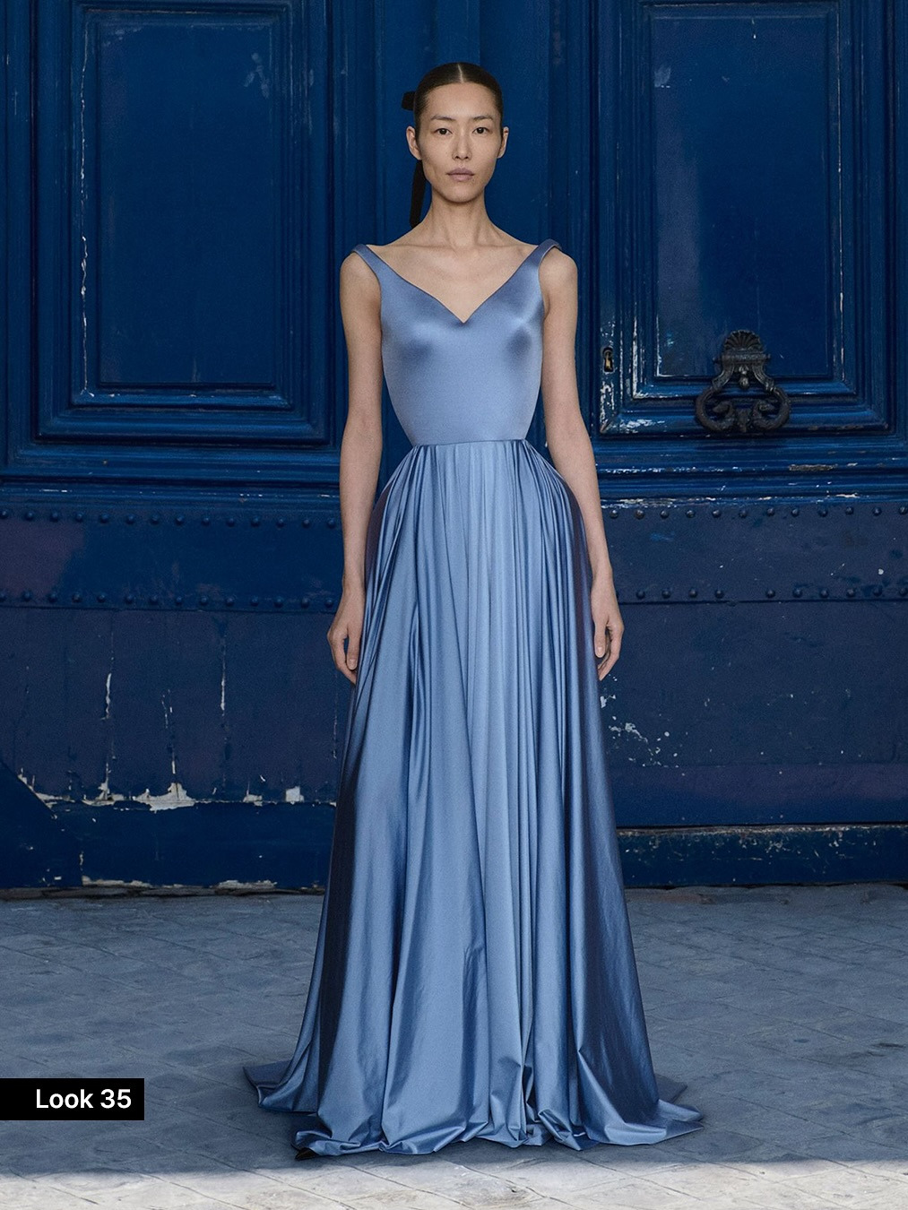 2025 FW 오트 쿠튀르 패션위크의 최대의 화제 중 하나는 단연 크리에이티브 디렉터 #뎀나(@demna)의 마지막 #발렌시아가(@balenciaga) 컬렉션! 그는 54번 (12).jpg