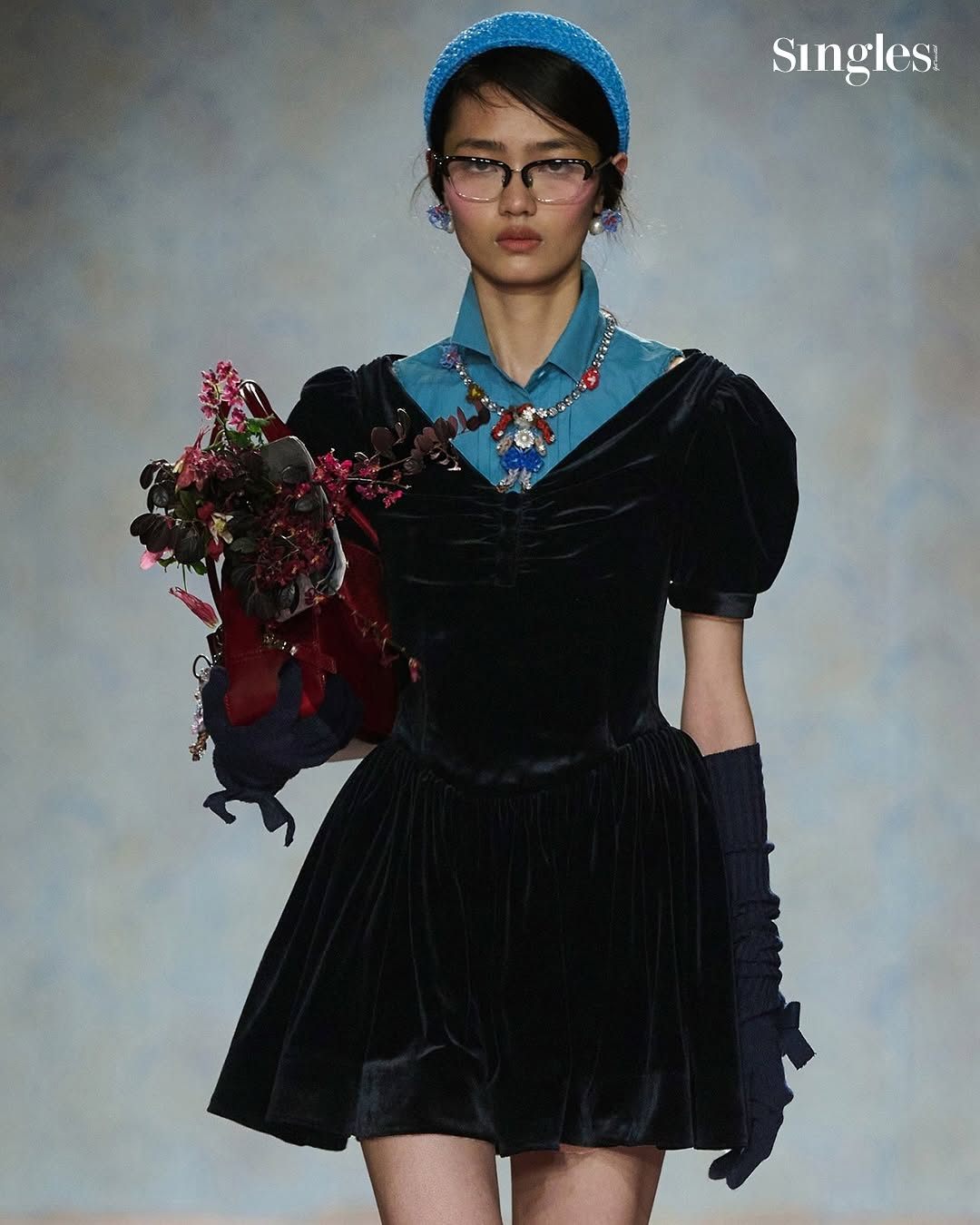 아니 슈슈통이 또… 내 지갑 눈감아…(질끈)그저께 밤, 상하이 패션위크의 마지막을 무대를 마무리한 #슈슈통(@shushu__tong)의 2025 F-W 컬렉션! 올해로 10주년을 맞이한 슈슈통은 이제 상하이를 대표하는 브랜드로 자리 잡으며, 매 시즌 수많은 팬들의 기대를 한 몸에 받고 있죠.� 이번 시즌, 디자이너 리우슈 레이와 유통 지앙이 이 주목한 것은 사진작가 ‘다이안 아버스.jpg