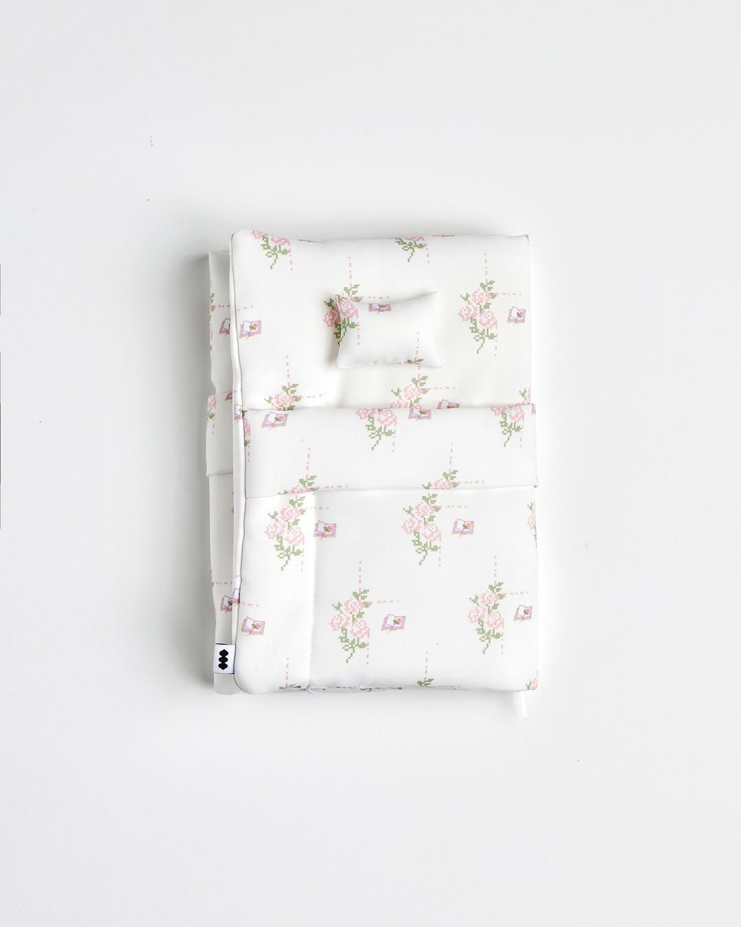 x @bocbok 幸せを追求し、贈り物のような洋服を作るブランド BOCBOK と PUFFYBOOKCLUB が協力して特別な ベッドブック を制作しました。東京で直接ご覧ください。このブックカバーは日本の書籍に対応できるよう、開く向きが逆になっています。ふんわりとしたブランケットポケットには、筆記具やメモを収納できます。BOCBOK, a brand that pursues happiness and creates .jpg