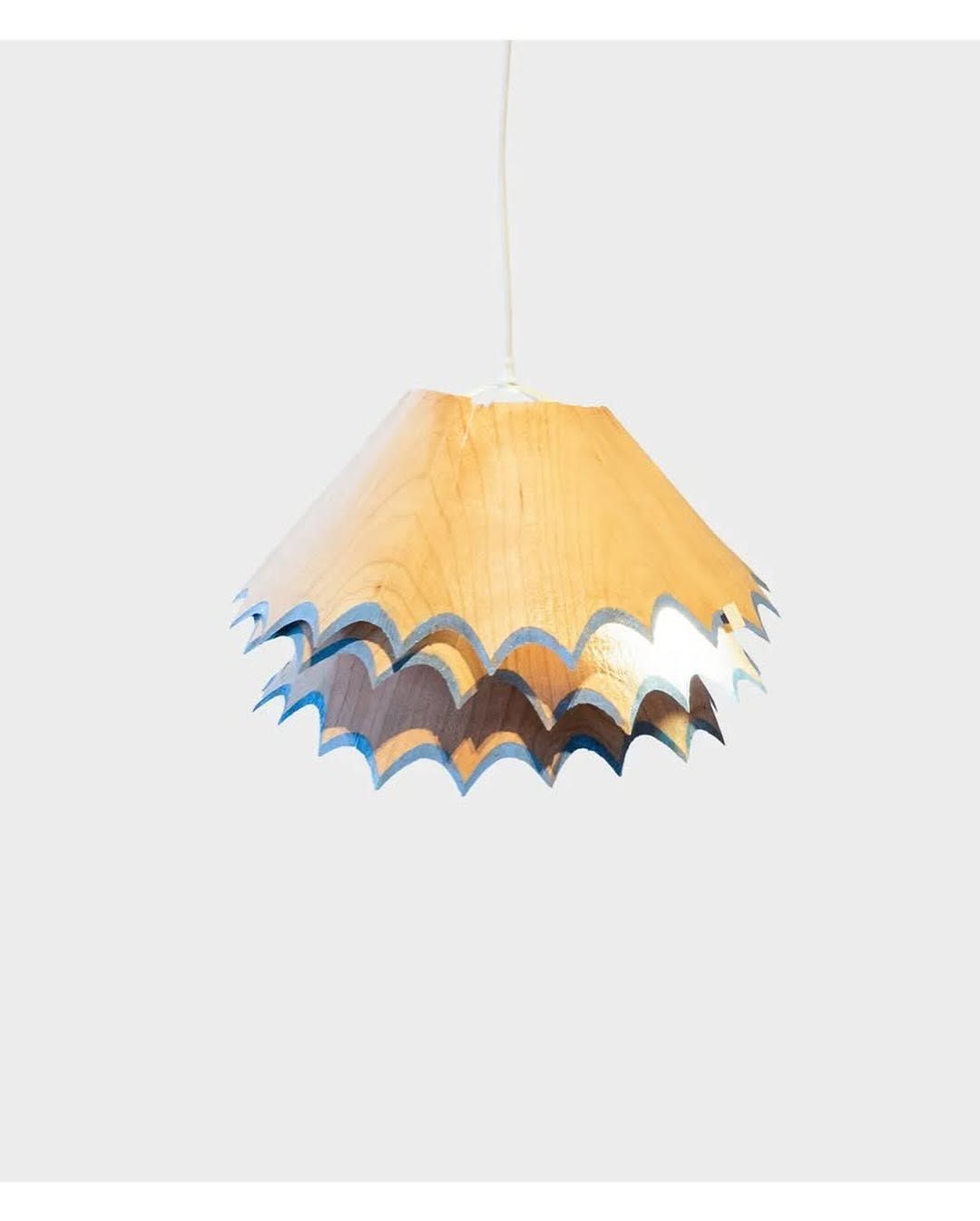 세상에 예쁜 건 너무 많고, 창의적인 아이템도 넘쳐나죠.� 여기  연필을 깎고 남은 나무 찌꺼기에서 착안한 조명이 있습니다!이 독특한 조명은 디자이너 Nanako kume(@nanakokume_)의 작품인데요. 모양만 닮은 게 아닙니다. 실제로 거대한 연필 깎기에 나무 막대를 끼워 깎은 뒤 나온 나무 찌꺼기를 이용해서 만들었다고요…!�나무 막대의 색이나 깎는 방식에 따라  (1).jpg