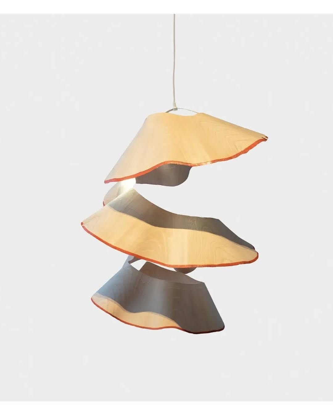 세상에 예쁜 건 너무 많고, 창의적인 아이템도 넘쳐나죠.� 여기  연필을 깎고 남은 나무 찌꺼기에서 착안한 조명이 있습니다!이 독특한 조명은 디자이너 Nanako kume(@nanakokume_)의 작품인데요. 모양만 닮은 게 아닙니다. 실제로 거대한 연필 깎기에 나무 막대를 끼워 깎은 뒤 나온 나무 찌꺼기를 이용해서 만들었다고요…!�나무 막대의 색이나 깎는 방식에 따라  (2).jpg