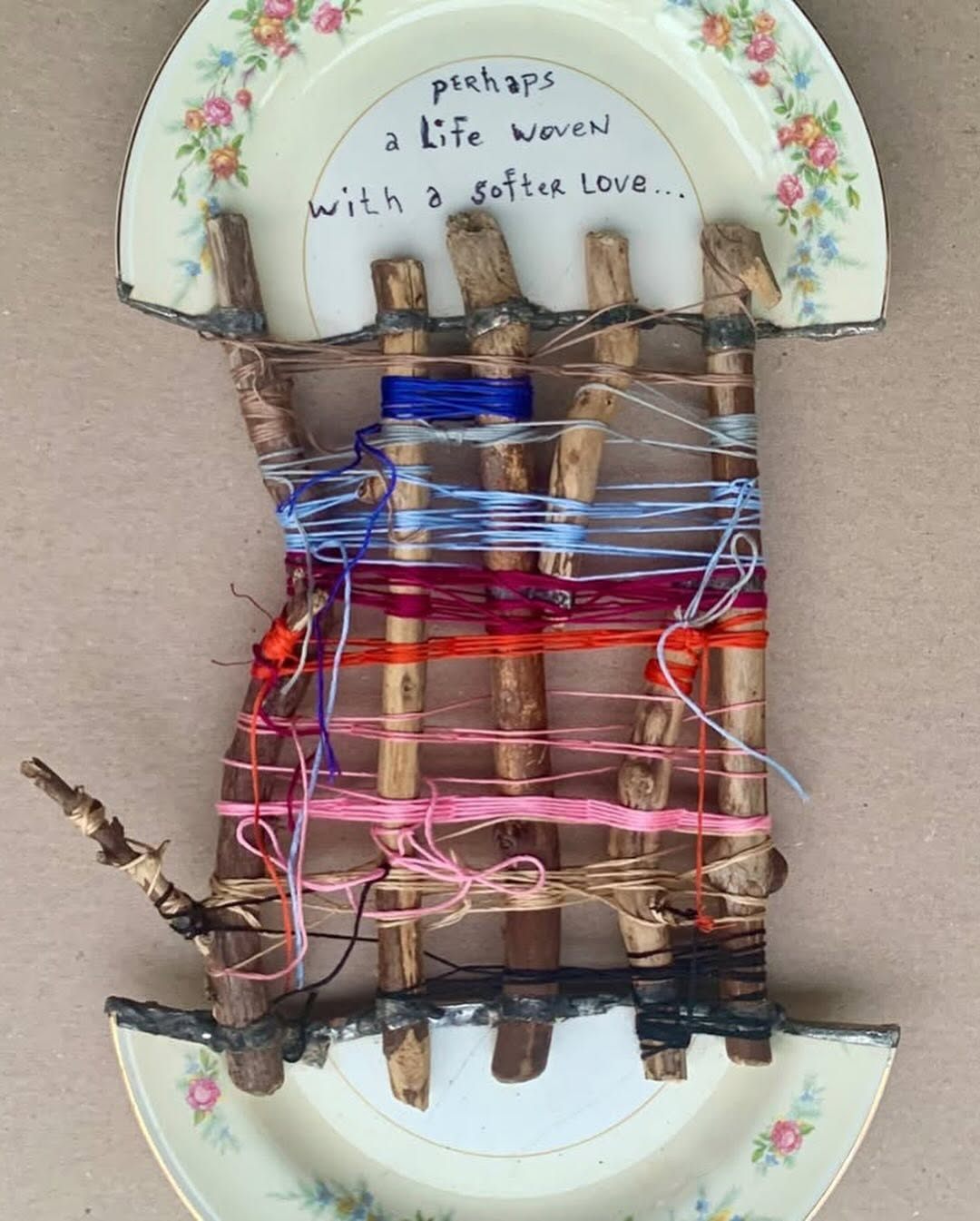 깨진 접시도 다시 보자! 미국 오하이오주를 기반으로 활용하는 세라믹 공예가 Glen Martin Taylor(@glenmartintaylor). 전직 목수였던 그는 깨진 조각을 녹슨 금속, 못, 가위 등으로  수리한듯한 작품을 선보입니다.그는 한 인터뷰를 통해서  ‘나에게 치유는 결코 아름답지 않다. 불완전하고 종종 추하거나 지저분하기 때문이다.’ ‘나는 파손의 무작위성을 좋아한다..jpg