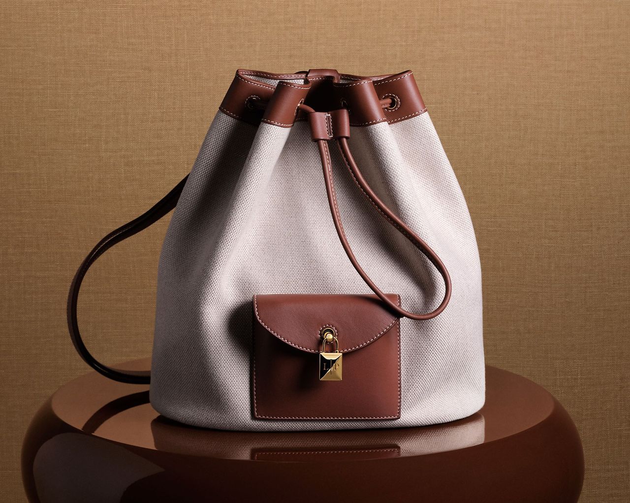 1762382720_[APR] 로로피아나 엑스트라 드로스트링 백팩 출시 (1).jpg