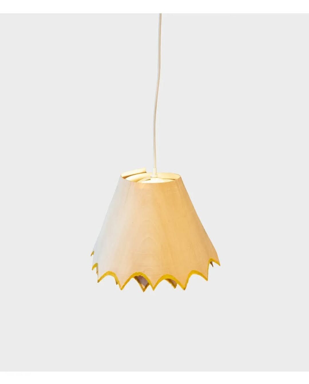 세상에 예쁜 건 너무 많고, 창의적인 아이템도 넘쳐나죠.� 여기  연필을 깎고 남은 나무 찌꺼기에서 착안한 조명이 있습니다!이 독특한 조명은 디자이너 Nanako kume(@nanakokume_)의 작품인데요. 모양만 닮은 게 아닙니다. 실제로 거대한 연필 깎기에 나무 막대를 끼워 깎은 뒤 나온 나무 찌꺼기를 이용해서 만들었다고요…!�나무 막대의 색이나 깎는 방식에 따라 다른 모.jpg