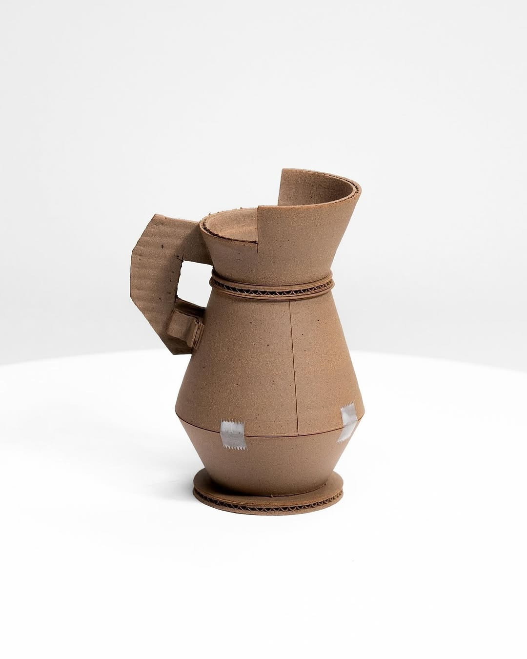 보자마자 골판지가 떠오르는 이 작품!이음새에 붙은 테이프와 단면의 형태감까지, 골판지 그 자체처럼 보이는 이것은 바로 도자기입니다! 프랑스 출신 #도예가 #자크모네로(@jacquesmonneraud)는 그래픽 디자인을 전공한 후 광고업에서 일하다가 자신의 창의적 아이디어를 실현하기 위해 도예를 시작했다고 해요.'카톤'(CARTON) 컬렉션은 사진처럼 골판지를 똑닮은 도자기 작 (2).jpg