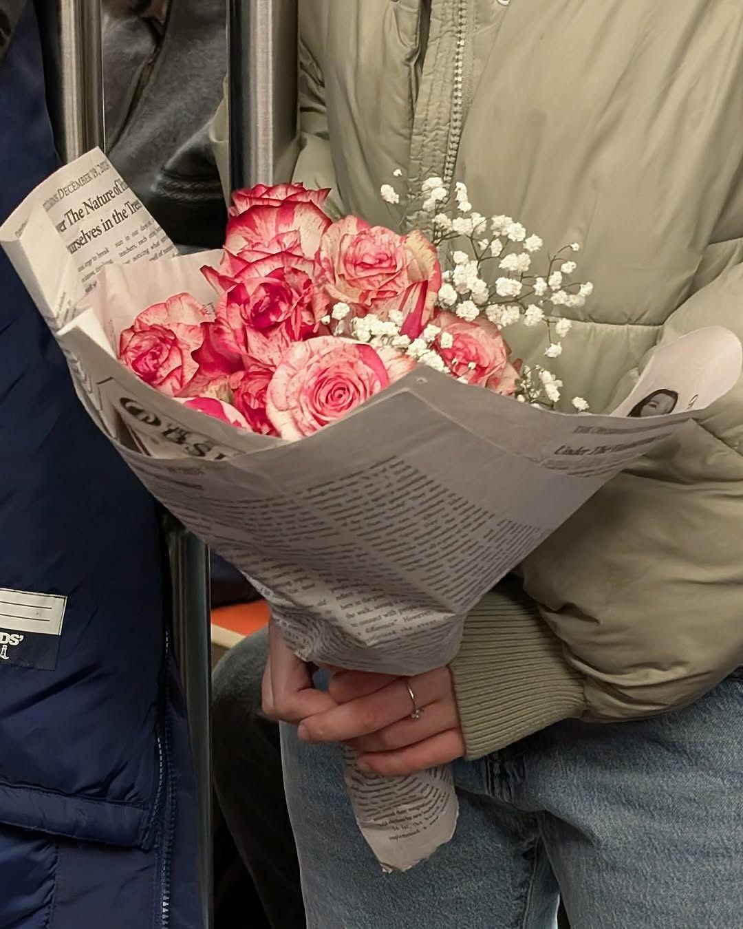 뉴욕 지하철 승객 손 모음.zip  뉴욕을 기반으로 활동하는 사진 작가 한나Hannah La Follette Ryan(@hannahlafolletteryan)는 @subwayhands 계정을 통해 뉴욕 메트로 승객의 손을 포착한 이미지를 아카이빙 합니다.우리가 쉽게 지나치기 쉬운 흔한 풍경이지만, 손만으로도 각자의 개성이 돋보이는데요. 손을 잡고 있는 연인, 마트에서 장 볼  (3).jpg