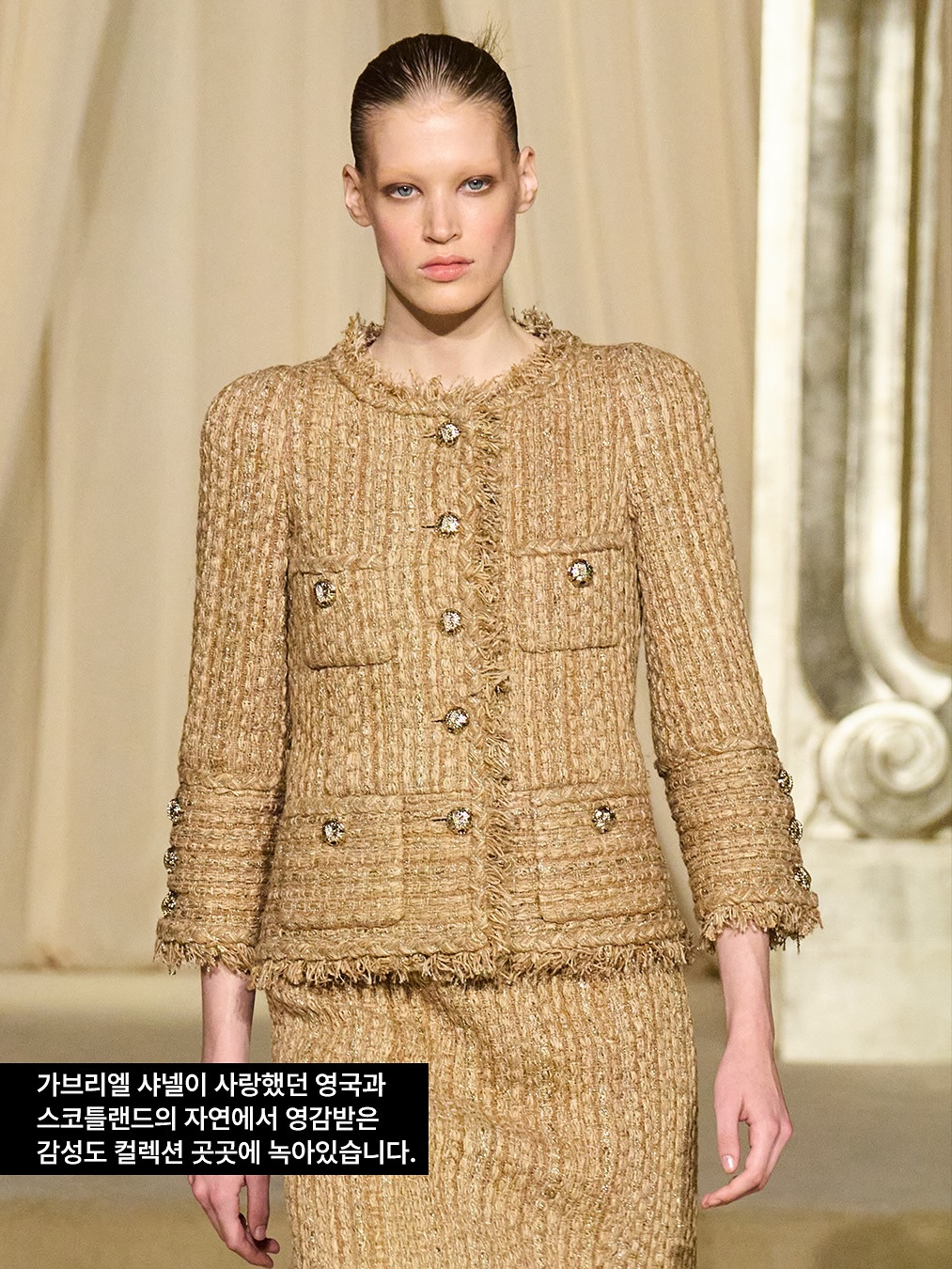 지난밤, #샤넬(@chanelofficial)이 2025-26 FW 오트 쿠튀르 컬렉션을 선보였습니다. 그랑 팔레의 살롱 도뇌르(Salon d’Honneur)에서 열린 이번 (4).jpg