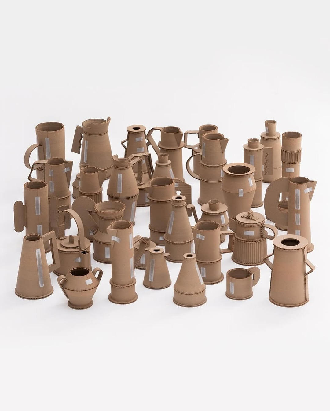 보자마자 골판지가 떠오르는 이 작품!이음새에 붙은 테이프와 단면의 형태감까지, 골판지 그 자체처럼 보이는 이것은 바로 도자기입니다! 프랑스 출신 #도예가 #자크모네로(@jacquesmonneraud)는 그래픽 디자인을 전공한 후 광고업에서 일하다가 자신의 창의적 아이디어를 실현하기 위해 도예를 시작했다고 해요.'카톤'(CARTON) 컬렉션은 사진처럼 골판지를 똑닮은 도자기 작 (4).jpg