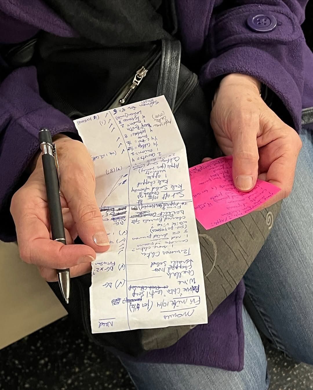 뉴욕 지하철 승객 손 모음.zip  뉴욕을 기반으로 활동하는 사진 작가 한나Hannah La Follette Ryan(@hannahlafolletteryan)는 @subwayhands 계정을 통해 뉴욕 메트로 승객의 손을 포착한 이미지를 아카이빙 합니다.우리가 쉽게 지나치기 쉬운 흔한 풍경이지만, 손만으로도 각자의 개성이 돋보이는데요. 손을 잡고 있는 연인, 마트에서 장 볼  (1).jpg