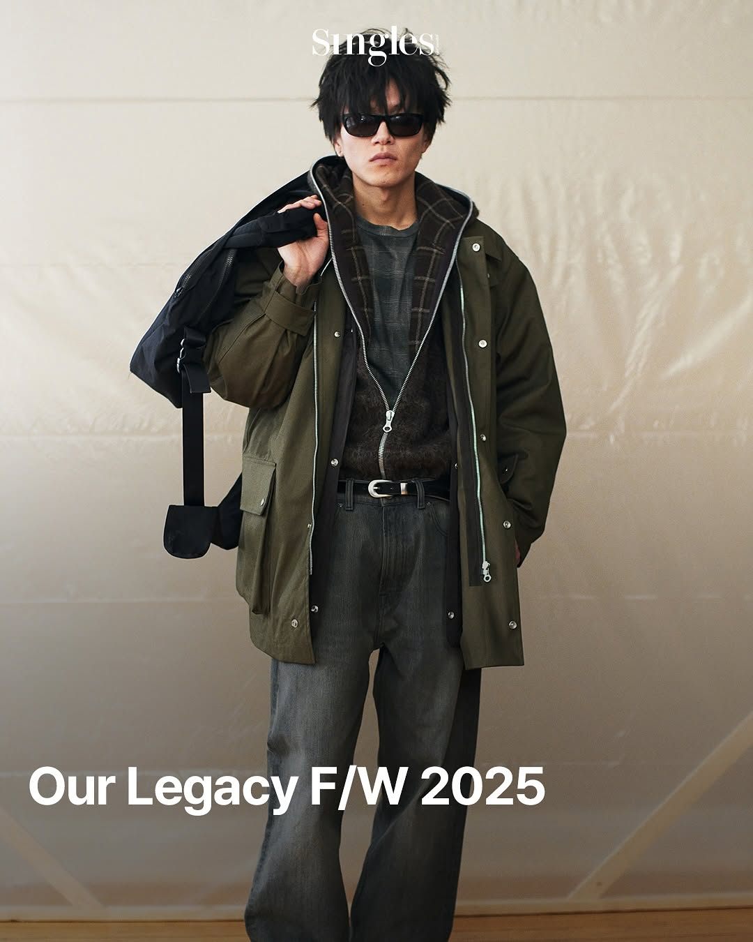 어제 막을 내린 2025 FW 밀라노 멘즈 패션위크 총정리 2탄! 밀라노의 남성복을 대표하는 핵심 브랜드만 골라 소개해드립니다. 자, 따라오세요! ✔아워레가시(@ourlegacy)아워레가시의 이번 컬렉션은 스톡홀름의 사라져가는 과거 담배 가게에서 영감받았다. 과거 담배 가게였던 곳이 세월의 흐름으로 인해 택배 픽업 센터들로 변하는 것에서 착안해, 이번 프레젠테이션 장소를 택배 상자와.jpg