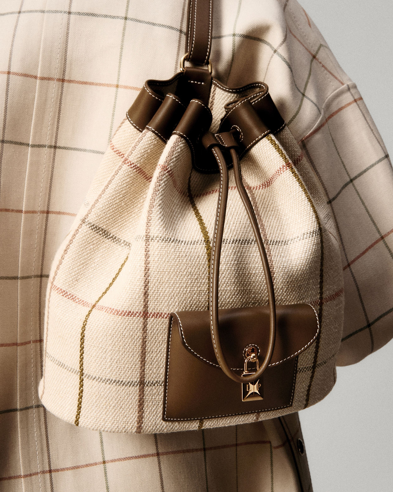 602045054_[APR] 로로피아나 엑스트라 드로스트링 백팩 출시 (3).jpg