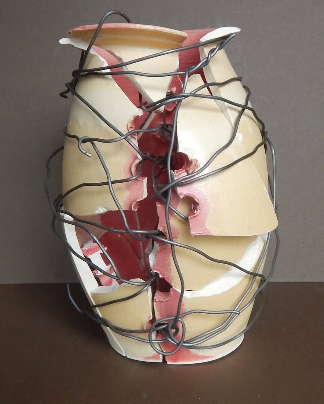 깨진 접시도 다시 보자! 미국 오하이오주를 기반으로 활용하는 세라믹 공예가 Glen Martin Taylor(@glenmartintaylor). 전직 목수였던 그는 깨진 조각을 녹슨 금속, 못, 가위 등으로  수리한듯한 작품을 선보입니다.그는 한 인터뷰를 통해서  ‘나에게 치유는 결코 아름답지 않다. 불완전하고 종종 추하거나 지저분하기 때문이다.’ ‘나는 파손의 무작위성을 좋 (1).jpg