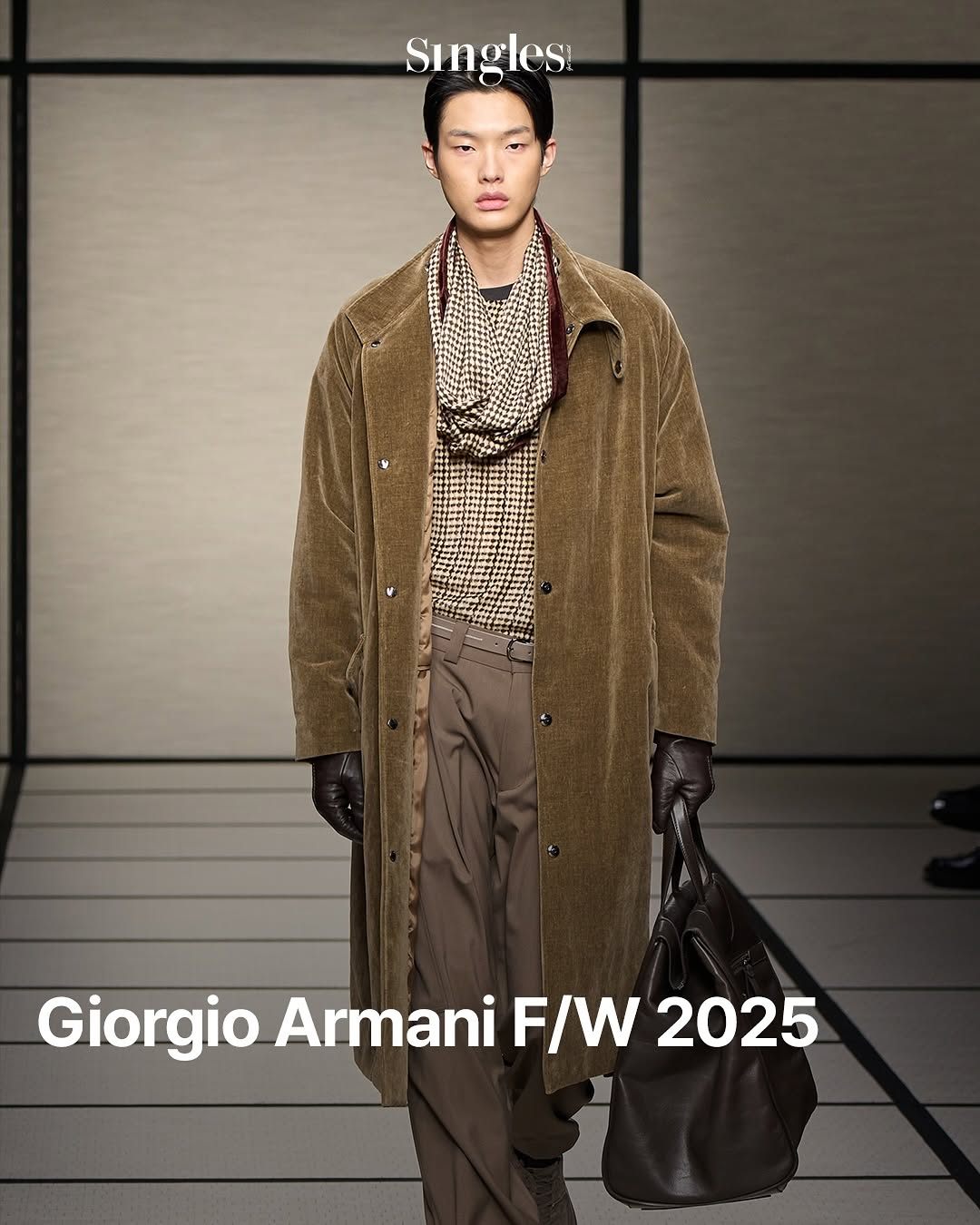 어제 막을 내린 2025 FW 밀라노 멘즈 패션위크 총정리 2탄! 밀라노의 남성복을 대표하는 핵심 브랜드만 골라 소개해드립니다. 자, 따라오세요! ✔아워레가시(@ourlegacy)아워레가시의 이번 컬렉션은 스톡홀름의 사라져가는 과거 담배 가게에서 영감받았다. 과거 담배 가게였던 곳이 세월의 흐름으로 인해 택배 픽업 센터들로 변하는 것에서 착안해, 이번 프레젠테이션 장소를 택배 (5).jpg