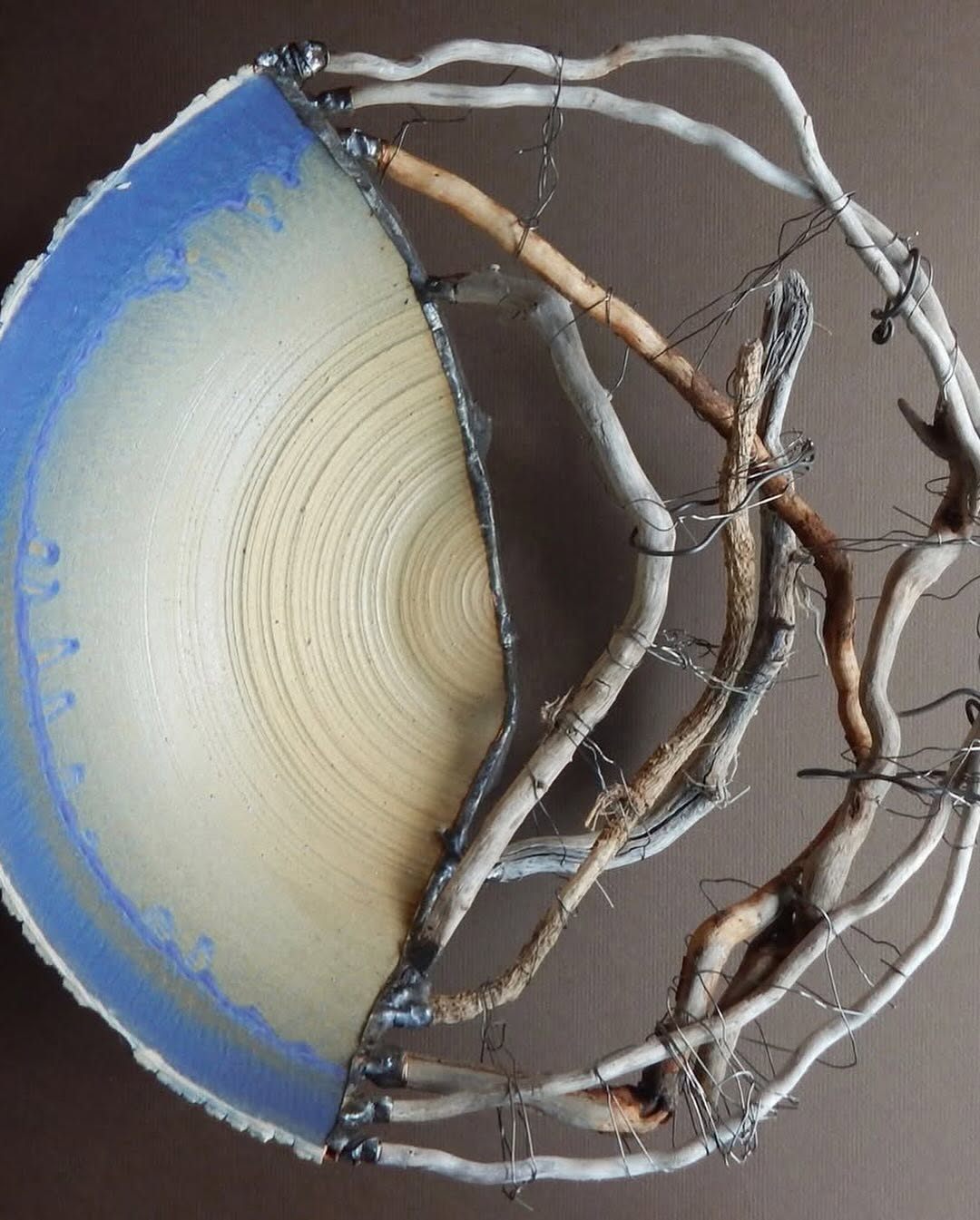 깨진 접시도 다시 보자! 미국 오하이오주를 기반으로 활용하는 세라믹 공예가 Glen Martin Taylor(@glenmartintaylor). 전직 목수였던 그는 깨진 조각을 녹슨 금속, 못, 가위 등으로  수리한듯한 작품을 선보입니다.그는 한 인터뷰를 통해서  ‘나에게 치유는 결코 아름답지 않다. 불완전하고 종종 추하거나 지저분하기 때문이다.’ ‘나는 파손의 무작위성을 좋 (3).jpg