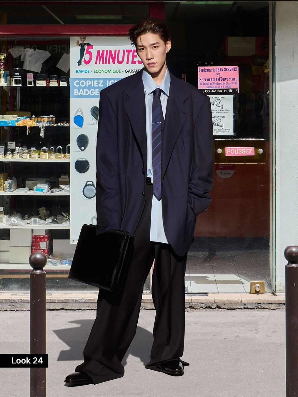 2025 FW 오트 쿠튀르 패션위크의 최대의 화제 중 하나는 단연 크리에이티브 디렉터 #뎀나(@demna)의 마지막 #발렌시아가(@balenciaga) 컬렉션! 그는 54번 (7).jpg