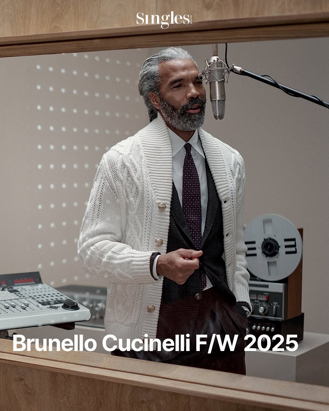 어제 막을 내린 2025 FW 밀라노 멘즈 패션위크 총정리 2탄! 밀라노의 남성복을 대표하는 핵심 브랜드만 골라 소개해드립니다. 자, 따라오세요! ✔아워레가시(@ourlegacy)아워레가시의 이번 컬렉션은 스톡홀름의 사라져가는 과거 담배 가게에서 영감받았다. 과거 담배 가게였던 곳이 세월의 흐름으로 인해 택배 픽업 센터들로 변하는 것에서 착안해, 이번 프레젠테이션 장소를 택배 (9).jpg