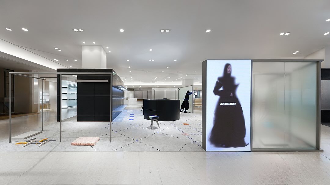 大阪にて、アーダーエラーのクリエイティブなインスタレーションとアイコニックな素材感、そして空間デザインの要素をご体感ください。Discover ADERERROR’s creative ins (1).jpg
