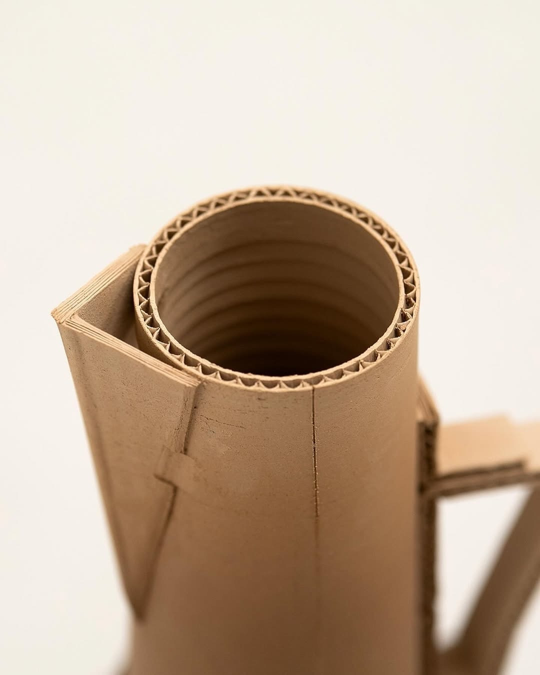 보자마자 골판지가 떠오르는 이 작품!이음새에 붙은 테이프와 단면의 형태감까지, 골판지 그 자체처럼 보이는 이것은 바로 도자기입니다! 프랑스 출신 #도예가 #자크모네로(@jacquesmonneraud)는 그래픽 디자인을 전공한 후 광고업에서 일하다가 자신의 창의적 아이디어를 실현하기 위해 도예를 시작했다고 해요.'카톤'(CARTON) 컬렉션은 사진처럼 골판지를 똑닮은 도자기 작품의 컬.jpg