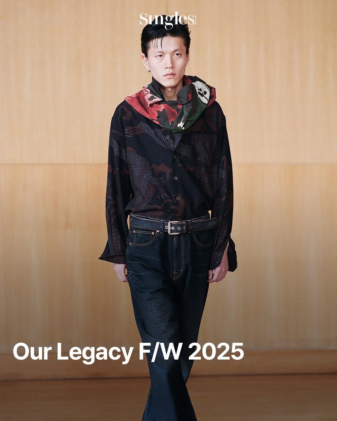어제 막을 내린 2025 FW 밀라노 멘즈 패션위크 총정리 2탄! 밀라노의 남성복을 대표하는 핵심 브랜드만 골라 소개해드립니다. 자, 따라오세요! ✔아워레가시(@ourlegacy)아워레가시의 이번 컬렉션은 스톡홀름의 사라져가는 과거 담배 가게에서 영감받았다. 과거 담배 가게였던 곳이 세월의 흐름으로 인해 택배 픽업 센터들로 변하는 것에서 착안해, 이번 프레젠테이션 장소를 택배 (1).jpg