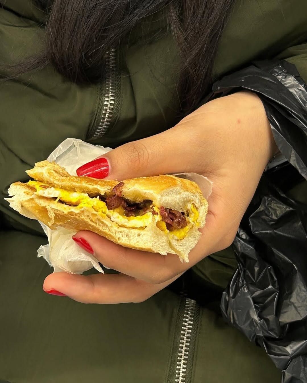 뉴욕 지하철 승객 손 모음.zip  뉴욕을 기반으로 활동하는 사진 작가 한나Hannah La Follette Ryan(@hannahlafolletteryan)는 @subwayhands 계정을 통해 뉴욕 메트로 승객의 손을 포착한 이미지를 아카이빙 합니다.우리가 쉽게 지나치기 쉬운 흔한 풍경이지만, 손만으로도 각자의 개성이 돋보이는데요. 손을 잡고 있는 연인, 마트에서 장 볼  (2).jpg