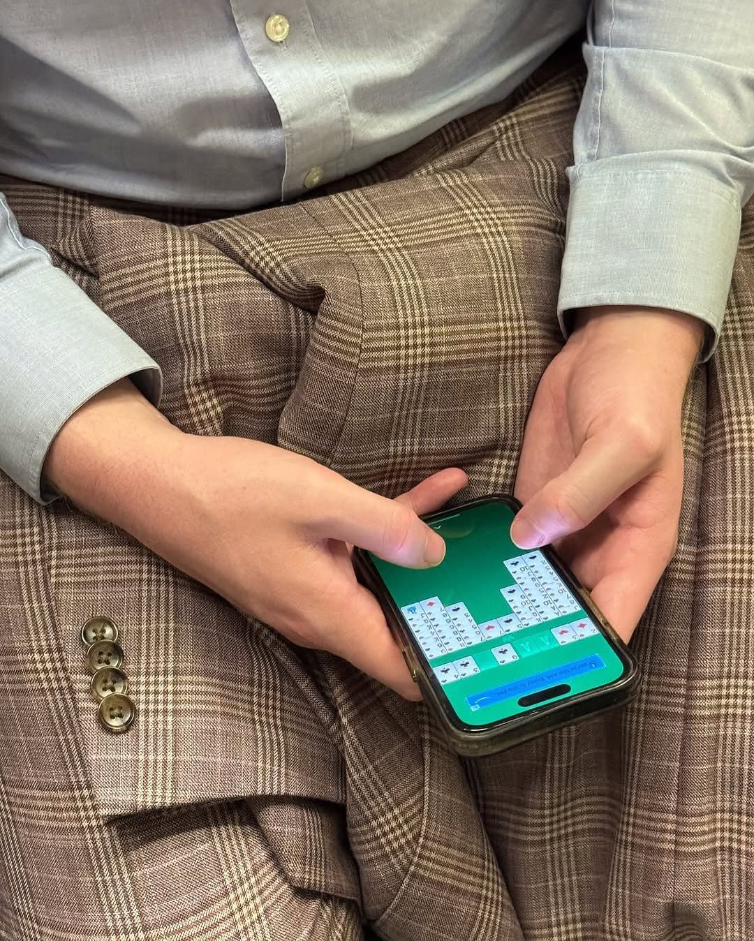 뉴욕 지하철 승객 손 모음.zip  뉴욕을 기반으로 활동하는 사진 작가 한나Hannah La Follette Ryan(@hannahlafolletteryan)는 @subwayhands 계정을 통해 뉴욕 메트로 승객의 손을 포착한 이미지를 아카이빙 합니다.우리가 쉽게 지나치기 쉬운 흔한 풍경이지만, 손만으로도 각자의 개성이 돋보이는데요. 손을 잡고 있는 연인, 마트에서 장 볼 목록을 .jpg