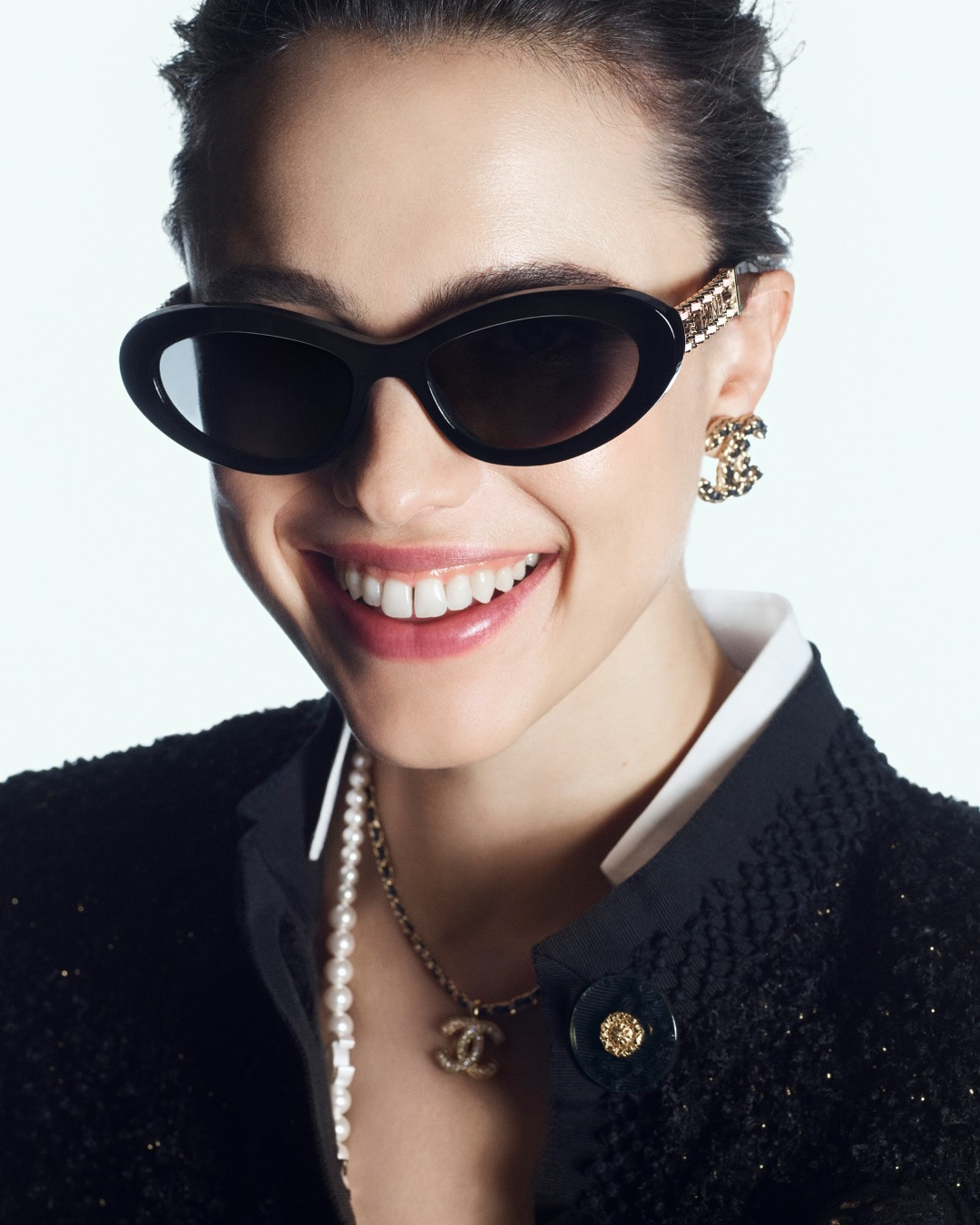 Actress and House ambassador Margaret Qualley expresses her own vision of the allure of CHANEL, sporting sunglasses adorned with the emblematic chain of the House.The CHANEL Spring-Summer 2025 eyewear campaign is ph.jpg