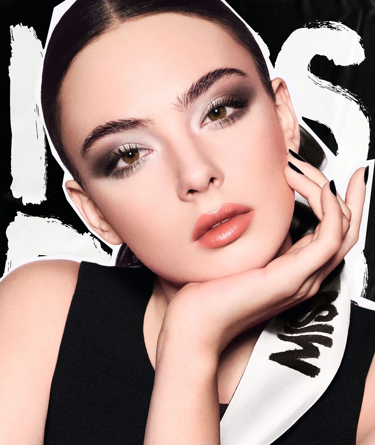 155888388_모델 비주얼) 미스 디올 2025 리미티드 에디션 - 볼드 블랙 - 데바 카셀.jpg