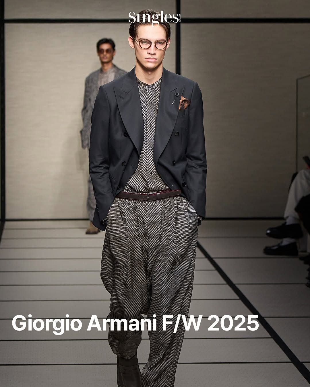 어제 막을 내린 2025 FW 밀라노 멘즈 패션위크 총정리 2탄! 밀라노의 남성복을 대표하는 핵심 브랜드만 골라 소개해드립니다. 자, 따라오세요! ✔아워레가시(@ourlegacy)아워레가시의 이번 컬렉션은 스톡홀름의 사라져가는 과거 담배 가게에서 영감받았다. 과거 담배 가게였던 곳이 세월의 흐름으로 인해 택배 픽업 센터들로 변하는 것에서 착안해, 이번 프레젠테이션 장소를 택배 (7).jpg