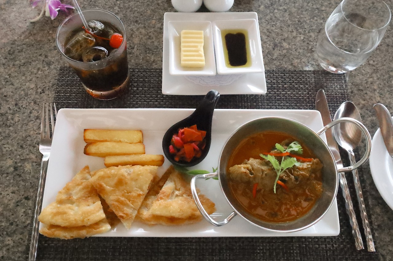 Mom Tri's Kitchen 카레.jpg