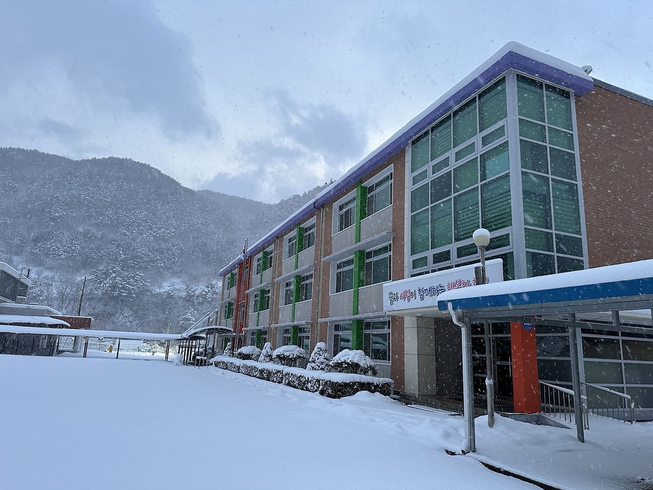 3월의 입학식(눈내리는 시골학교).jpg