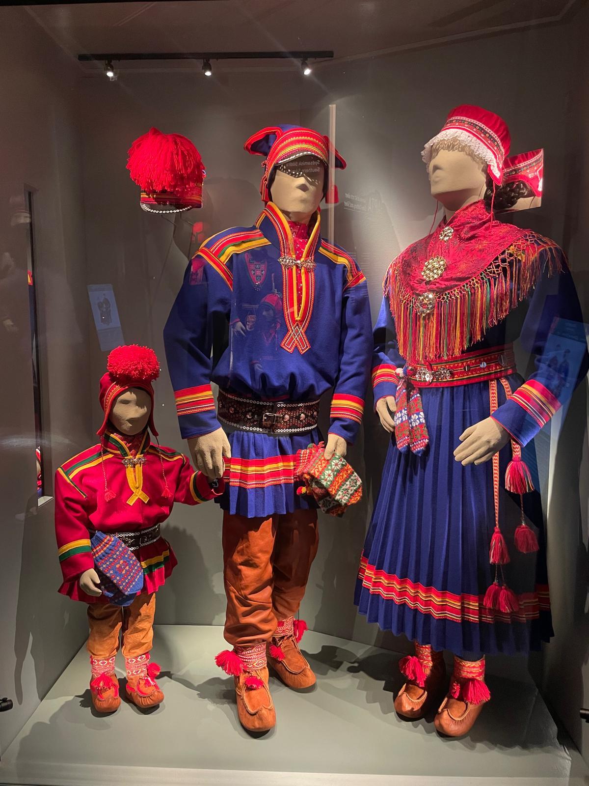 사미전통 의상.jpg