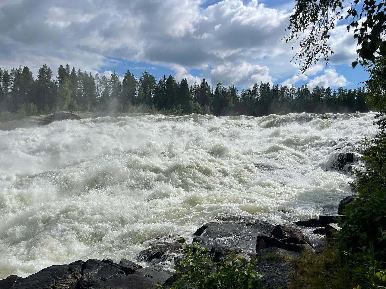 폭포 가까이서.jpg