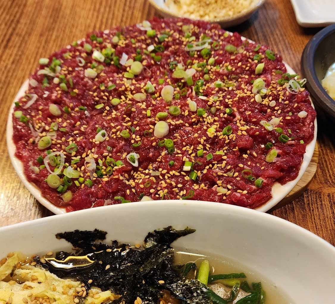 뭉텅뭉텅 썰어 낸 뭉티기.jpg