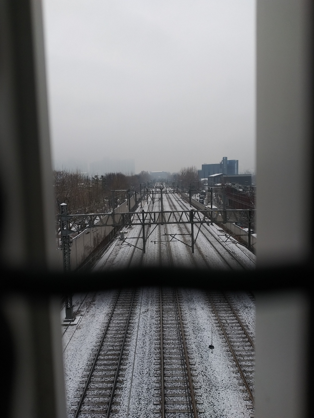 철창넘어 길- 기찻길.jpg