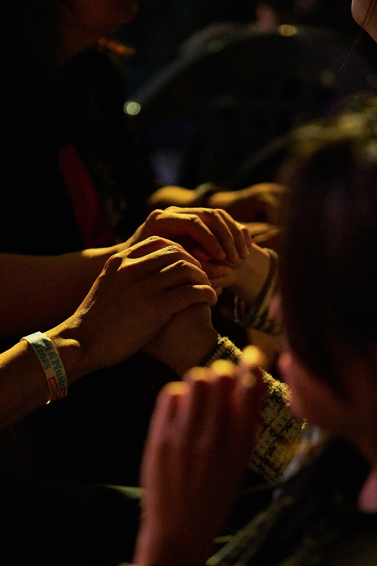 촉수어로 함께 공연을 즐기는 시청각장애인.jpg