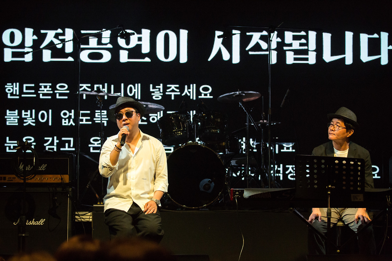 시각장애인의 삶을 잠시 함께 살아보는 암전공연.jpg